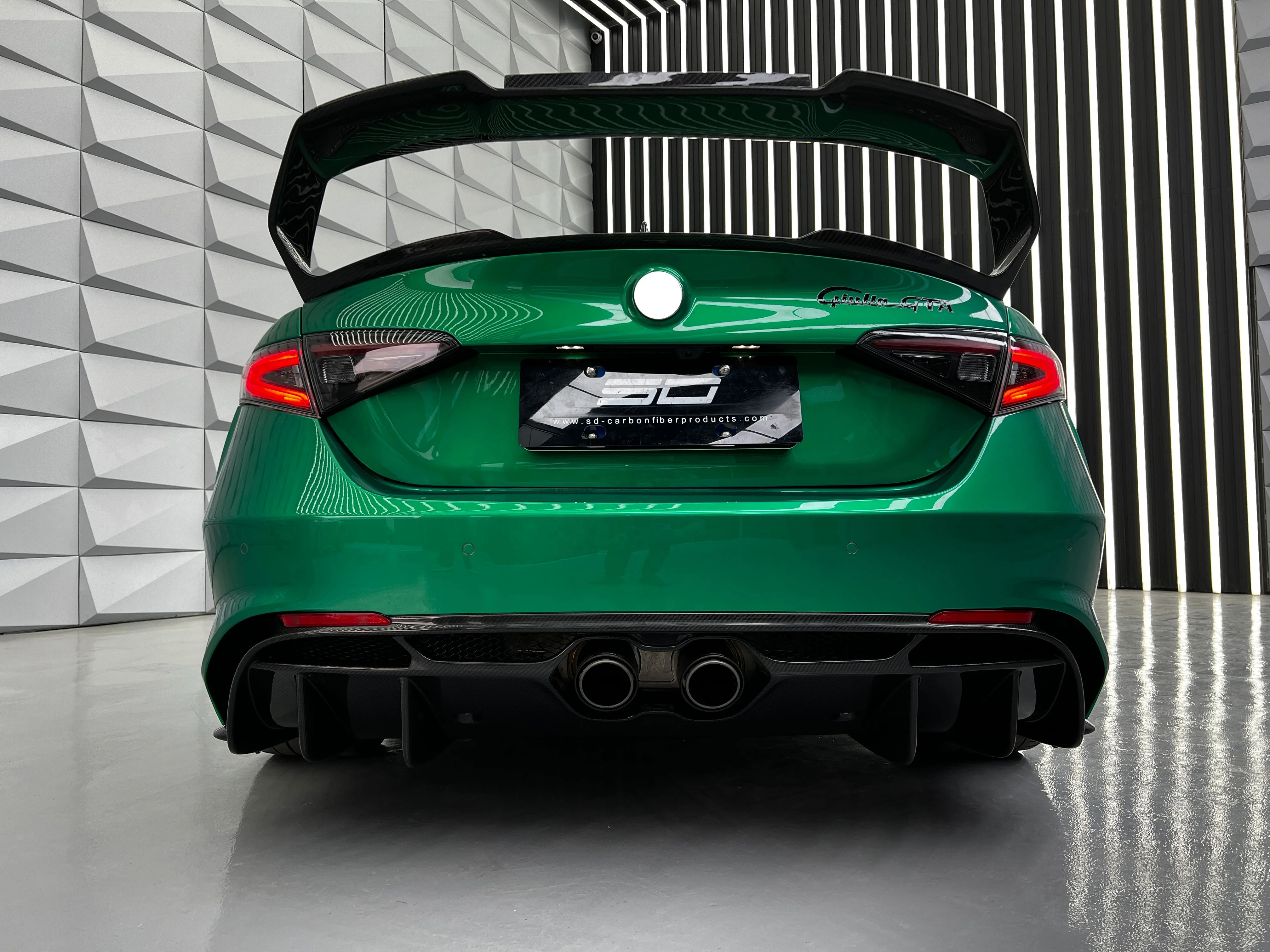 Upgraded  Limited Edition Dry Carbon Fiber Rear Diffuser GTA Style For Al fa Ro meo Giu lia