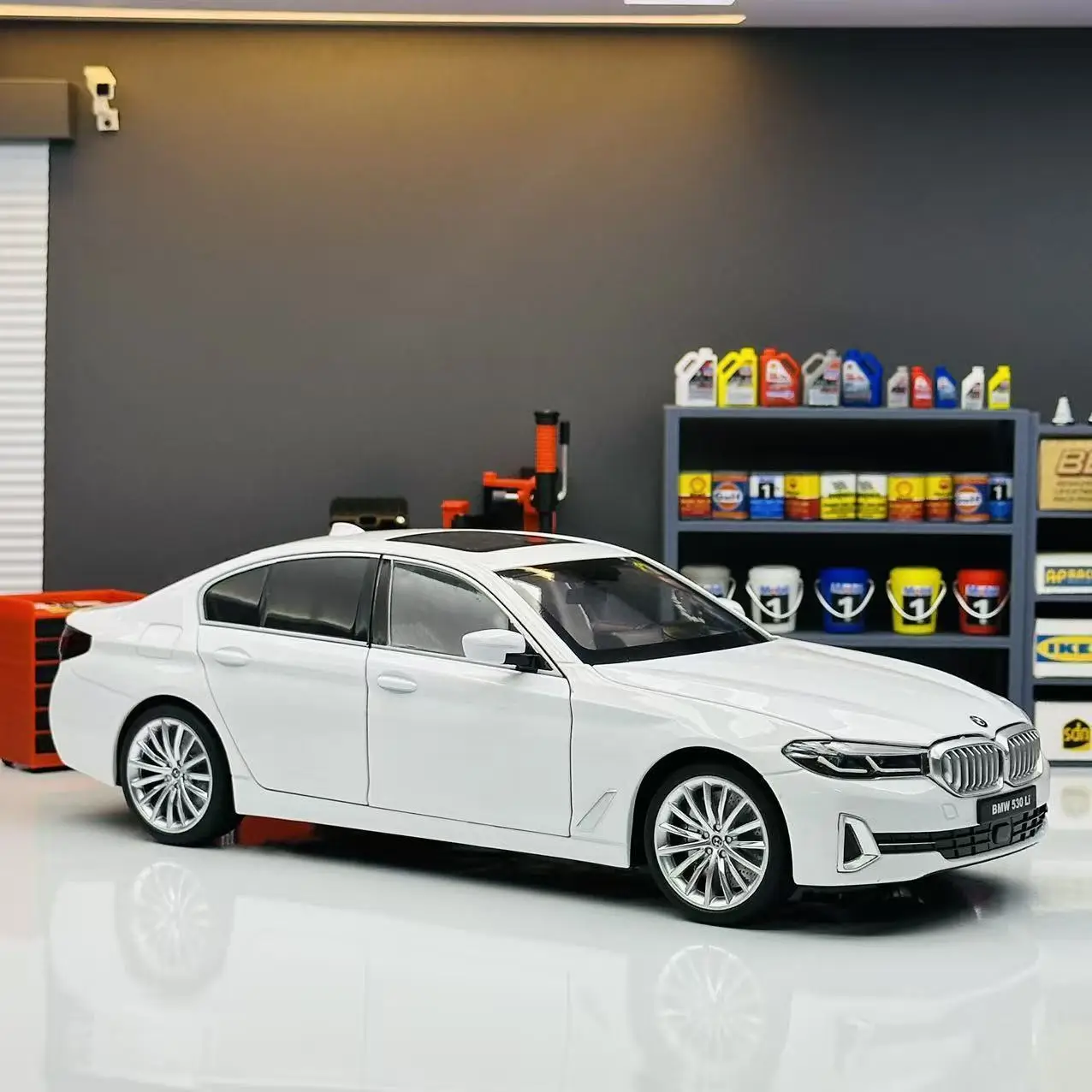 

BMW 1/18 530Li Alloy Sound And Light Car Model Office Decorative Ornaments High-End Puzzle Toy Birthday Gift for Collectors