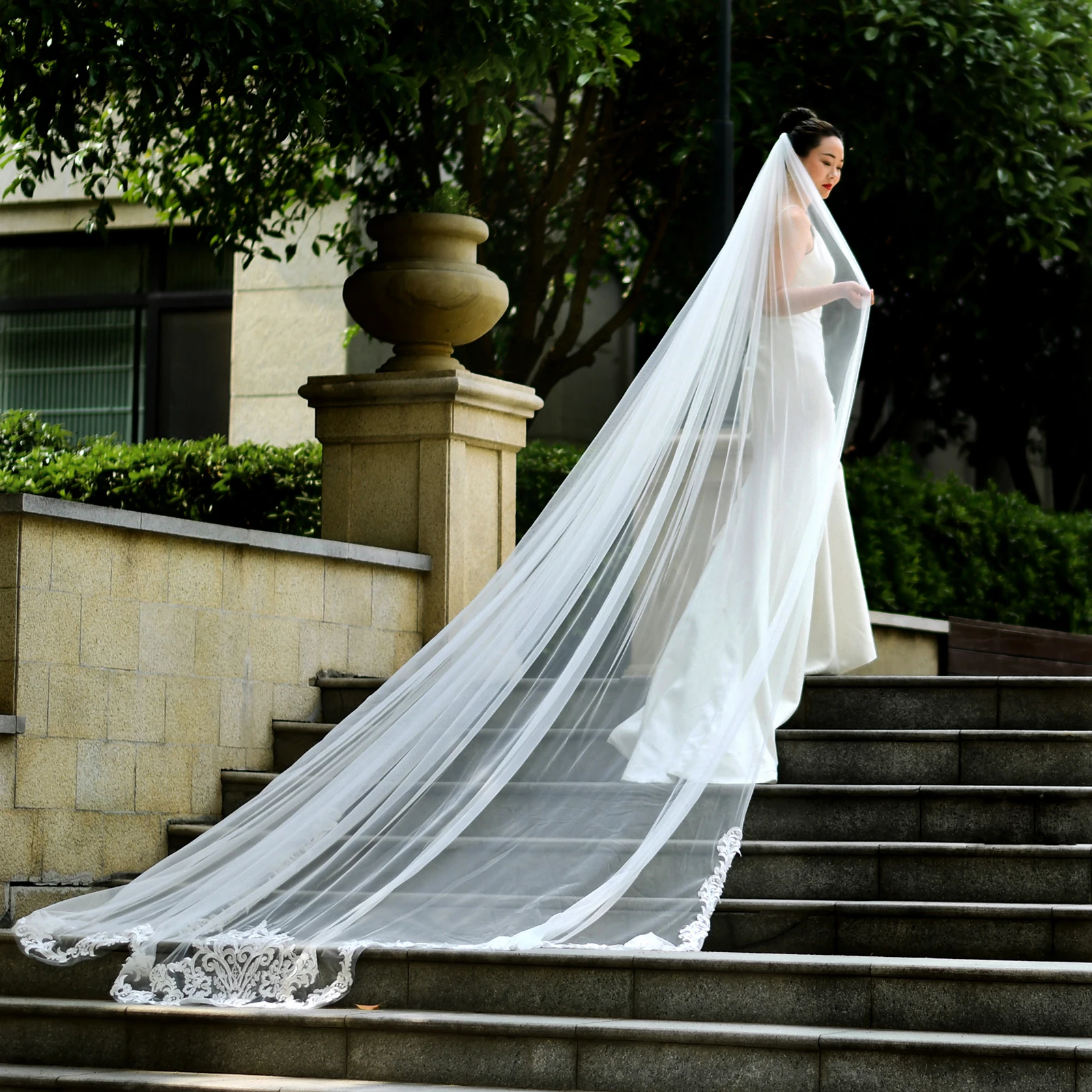 Long Bride Veils With Comb Scalloped Edge Cathedral Wedding Veil Exquisite Lace Trim Floral Patterns Retro Bridal Headpiece