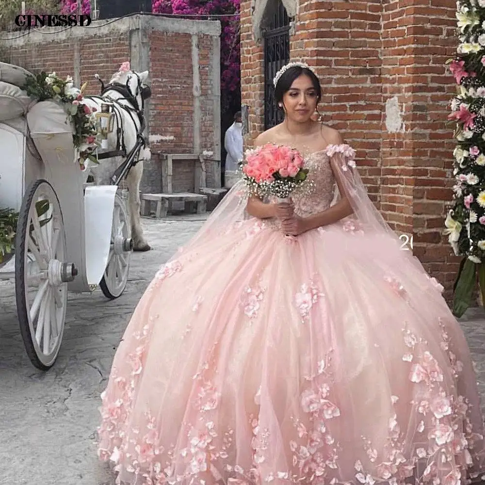 Vestido de fiesta de quinceañera con flores hechas a mano, vestido rosa con hombros descubiertos, apliques de capa, encaje dulce 15, fiesta de graduación