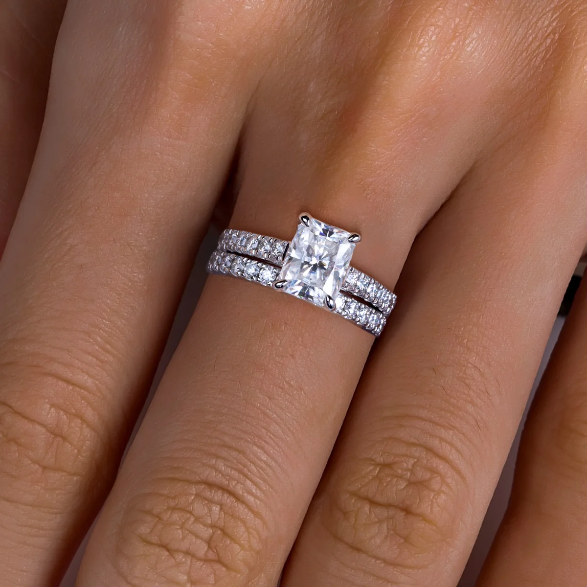3CT Main Stone Total 4.042CT Radiant Cut D Color VVS1 Moissanite Bridal Ring Set GRA Certified Pass Diamond Tester S925 Sterling Silver Anti Allergy Tarnish Resistant Luxury Fine Jewelry For Women Engagement Wedding Anniversary Proposal Daily Gift