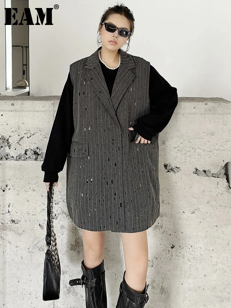 [EAM] Women Gray Rhinestones Holes Shining Bigi Size Long Vest New Lapel Sleeveless Fashion Tide Spring Autumn 2024 1DH6946