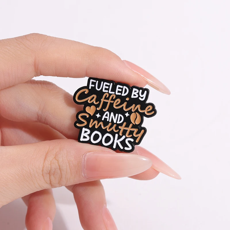 Pin de esmalte de libro y café, broche de solapa, insignia de bolso, joyería de librería de lectura, un lector vive mil veces antes de que ella troqueles