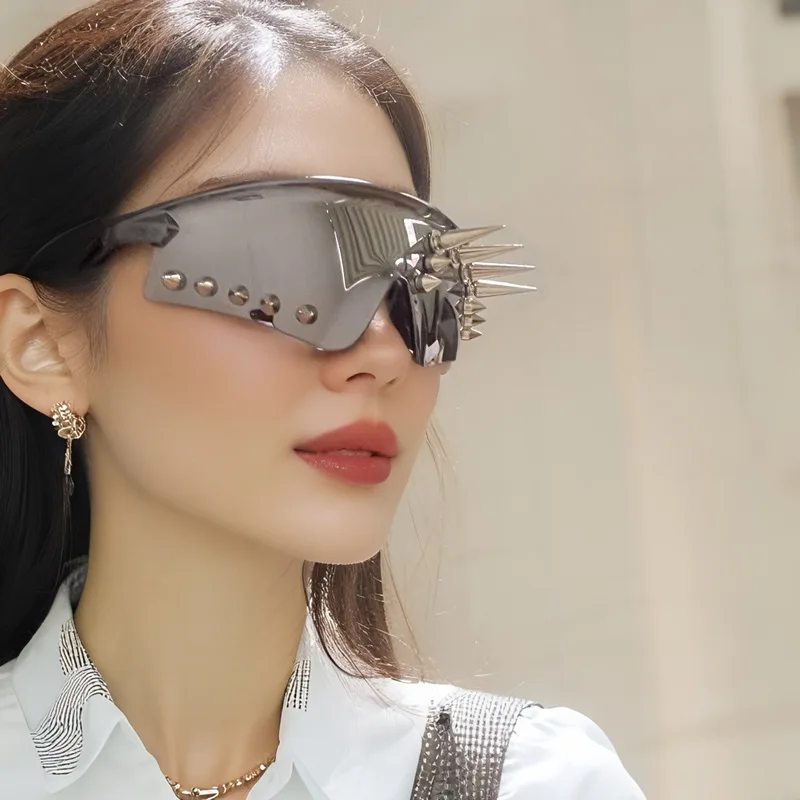 2025 موضة جديدة برشام النظارات الشمسية شخصية الزخرفية الرجال النساء فاسق إطار كبير كول الشعور قطعة واحدة نظارات شمسية للجنسين UV400