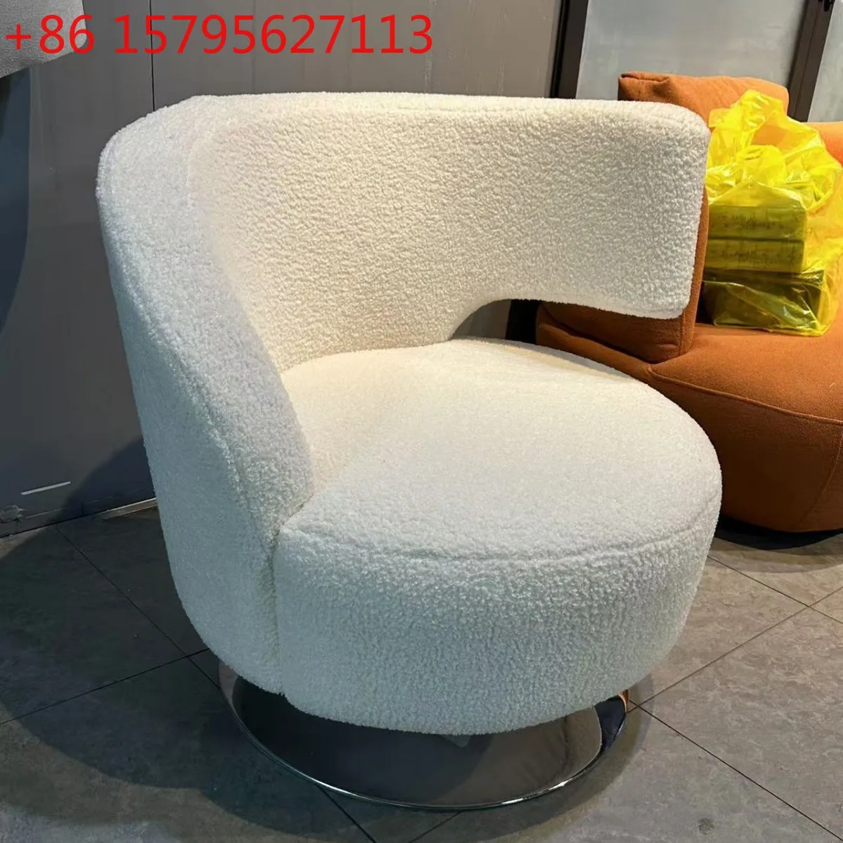 

Большой изогнутый диван для зоны ресепшн в салоне красоты, клубе, специальной формы, с поворотным сиденьем.