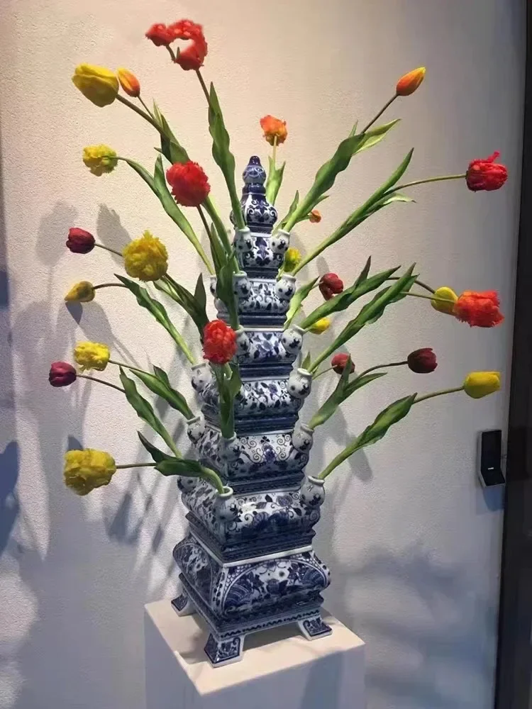 Vaso cerâmico luxuoso do pagode, porcelana azul e branca, ornamentos simples do projeto, decoração interior, torre da flor