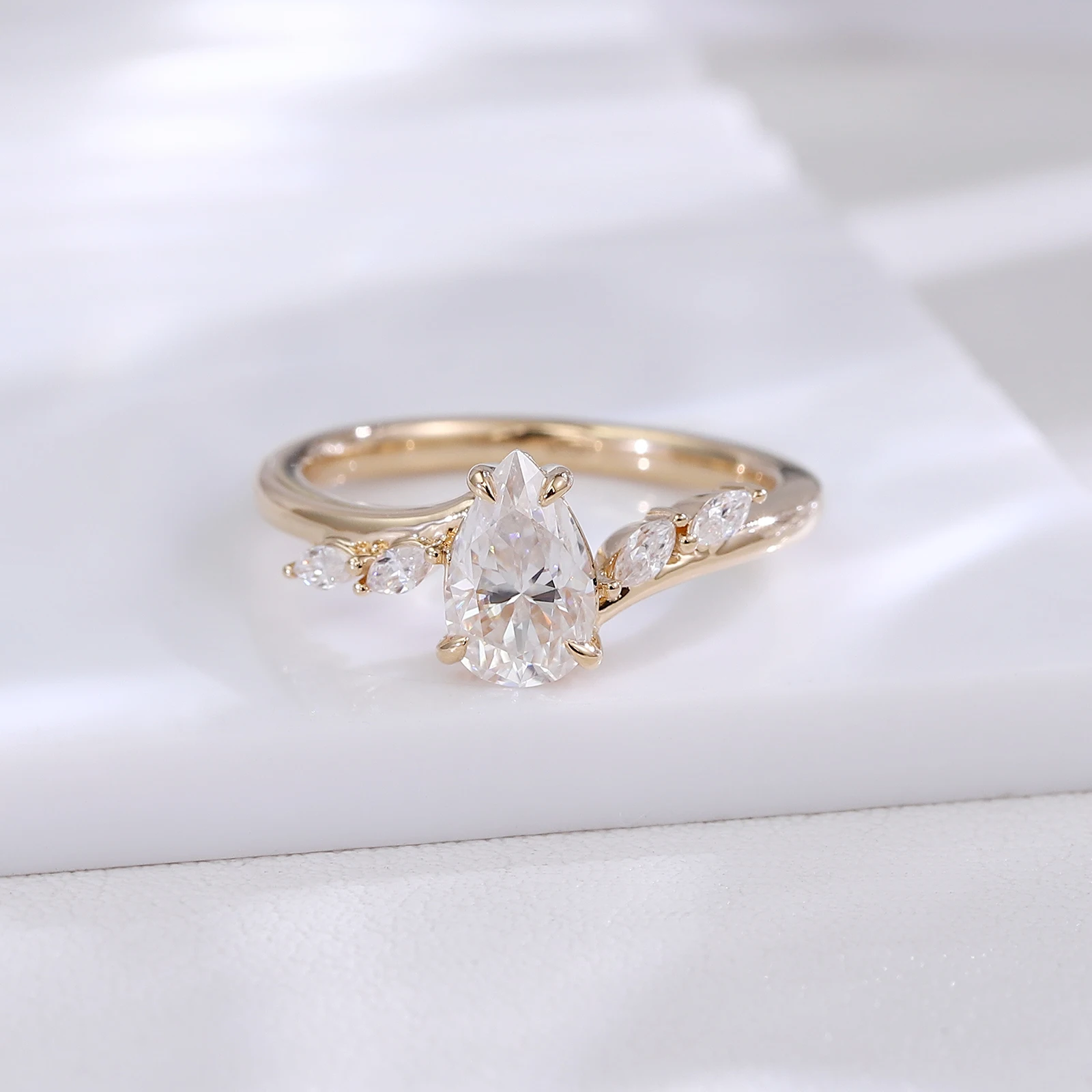 

Асимметричное обручальное кольцо с муассанитом грушевидной огранки, золото 18 карат, кольцо с боковыми камнями маркизы, элегантное свадебное обещание, ювелирные изделия для женщин