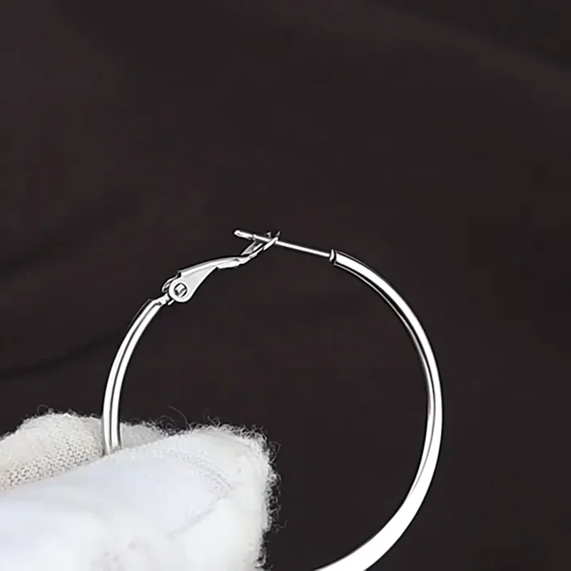 Ohrringe im Reifenstil für Damen und Herren, 30/40/50 mm, farbiger Kreis, 2 mm, aus 316L-Edelstahl, IP-beschichtet, verblasst nicht, allergiefrei. – Detail 1