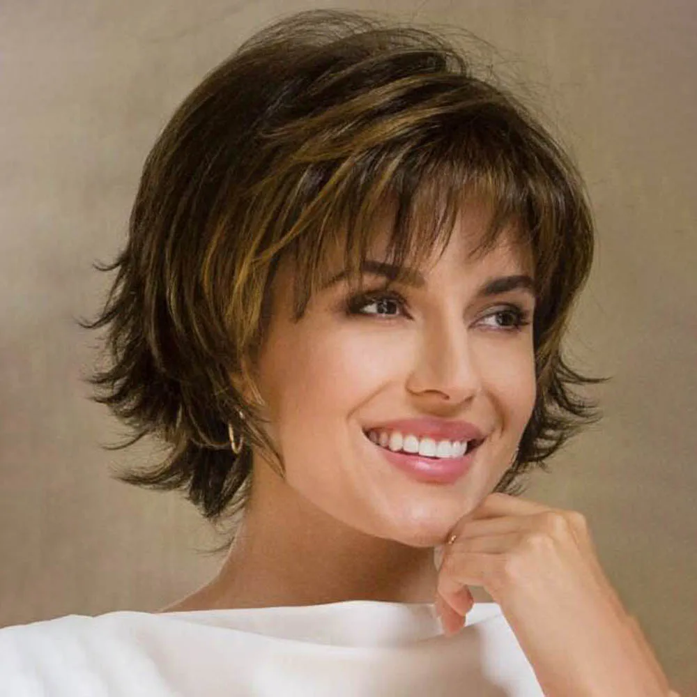 

Короткие коричневые вьющиеся парики для женщин Синтетические волосы Натуральные прически Парик для мамы Смешанный повседневный парик с челкой Стрижка пикси Наряды Парики