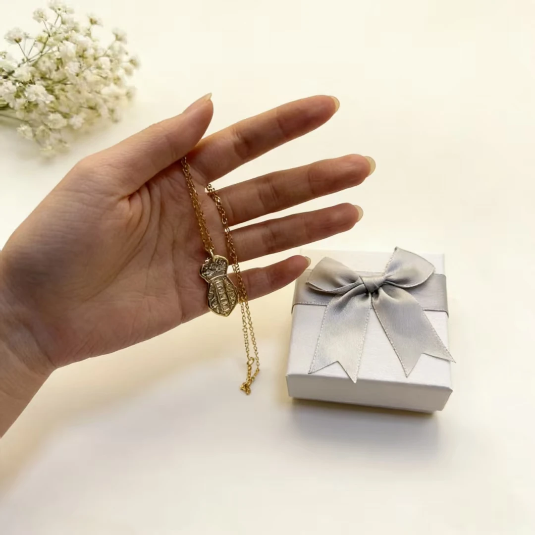 

Подарочная коробка с бантом, золотое ожерелье с подвеской в виде винтажной гравированной бутылки, винтажная цепочка на ключицу, уникальный дизайн ожерелья, на Рождество и День святого Валентина