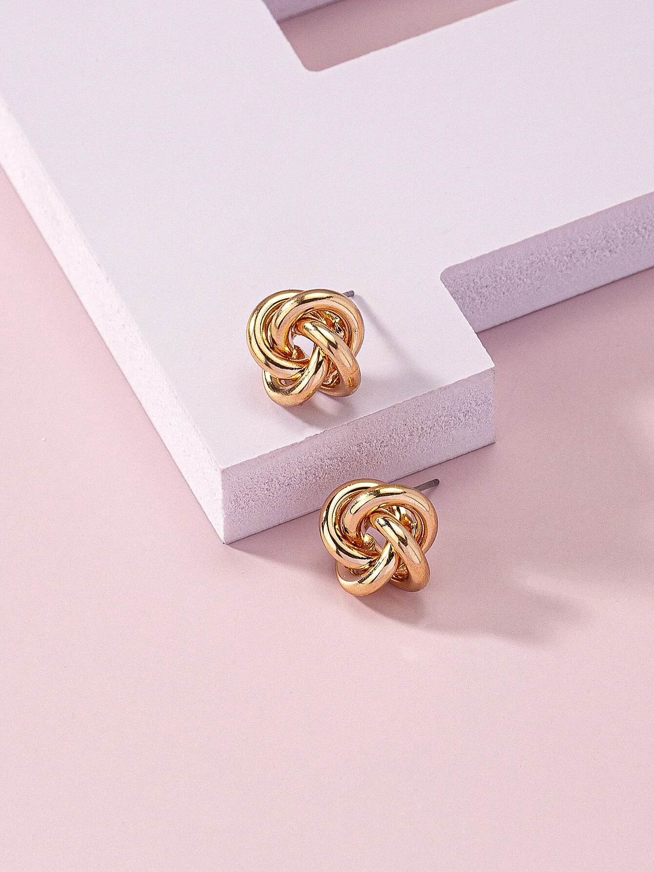 New French Vintage Small and Delicate Earrings Simple Personality Advanced Design Fried Dough Twists Women Earrings