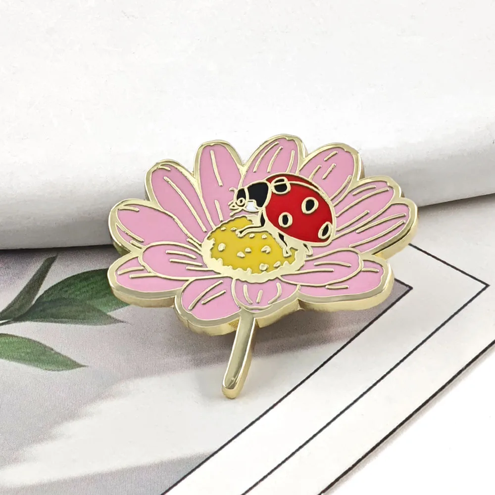 Cute Ladybug Flower Enamel Pins Pink Daisy Brooches Vintage Insect Plant Metal Badges Backpack Fashion Jewelry Enamel Pin Gift