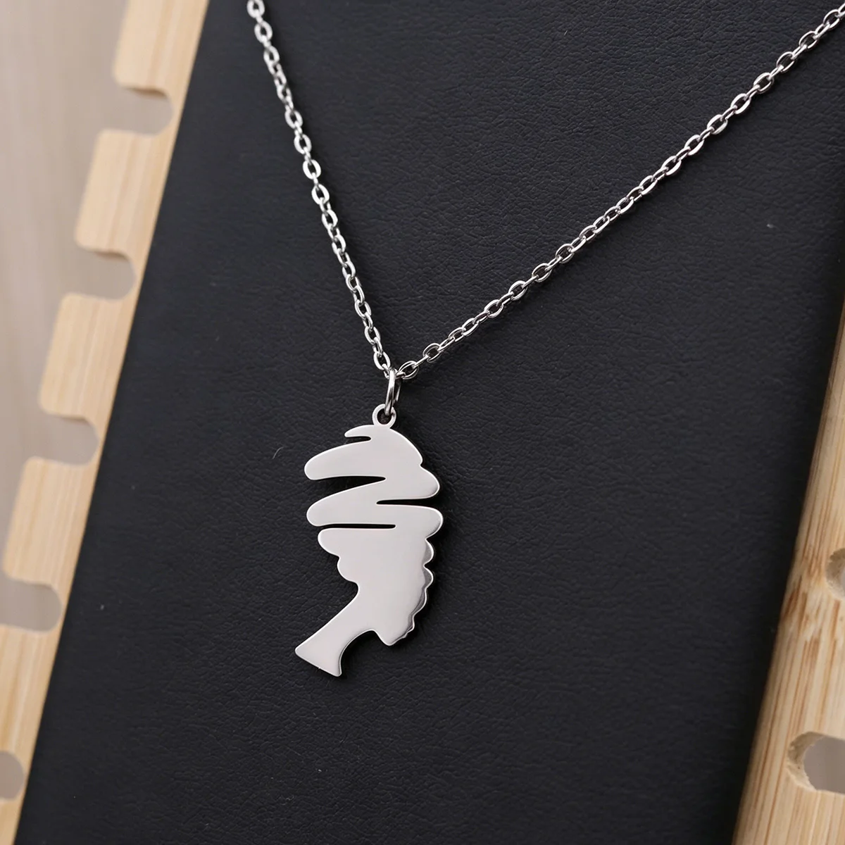 Exquisite Abstract Side Face Pendant Necklace Minimalist Female Profile Cutout Collar Neck Accessories Gift For Mother Lover