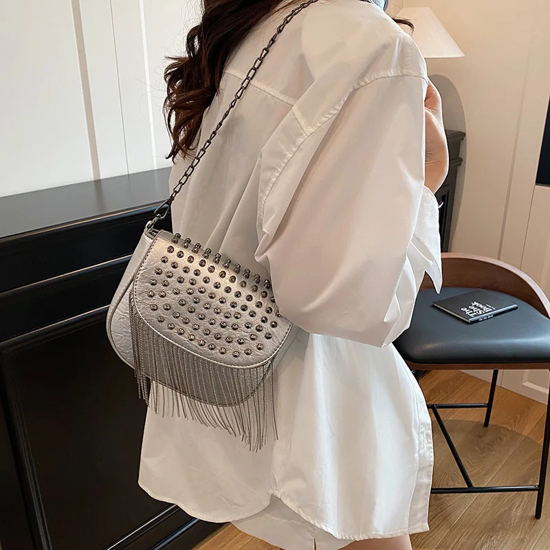 

Women's Shoulder Bag Style Fashion Fringed Crossbody Bag Shoulder Bag Personalized Rivet Trendy Saddle Bag