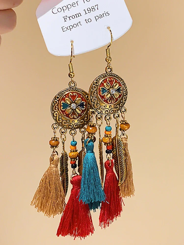 زوج من الأقراط الطويلة ذات الطراز العرقي، مناسب للنساء لارتدائها أثناء السفر والترفيه.