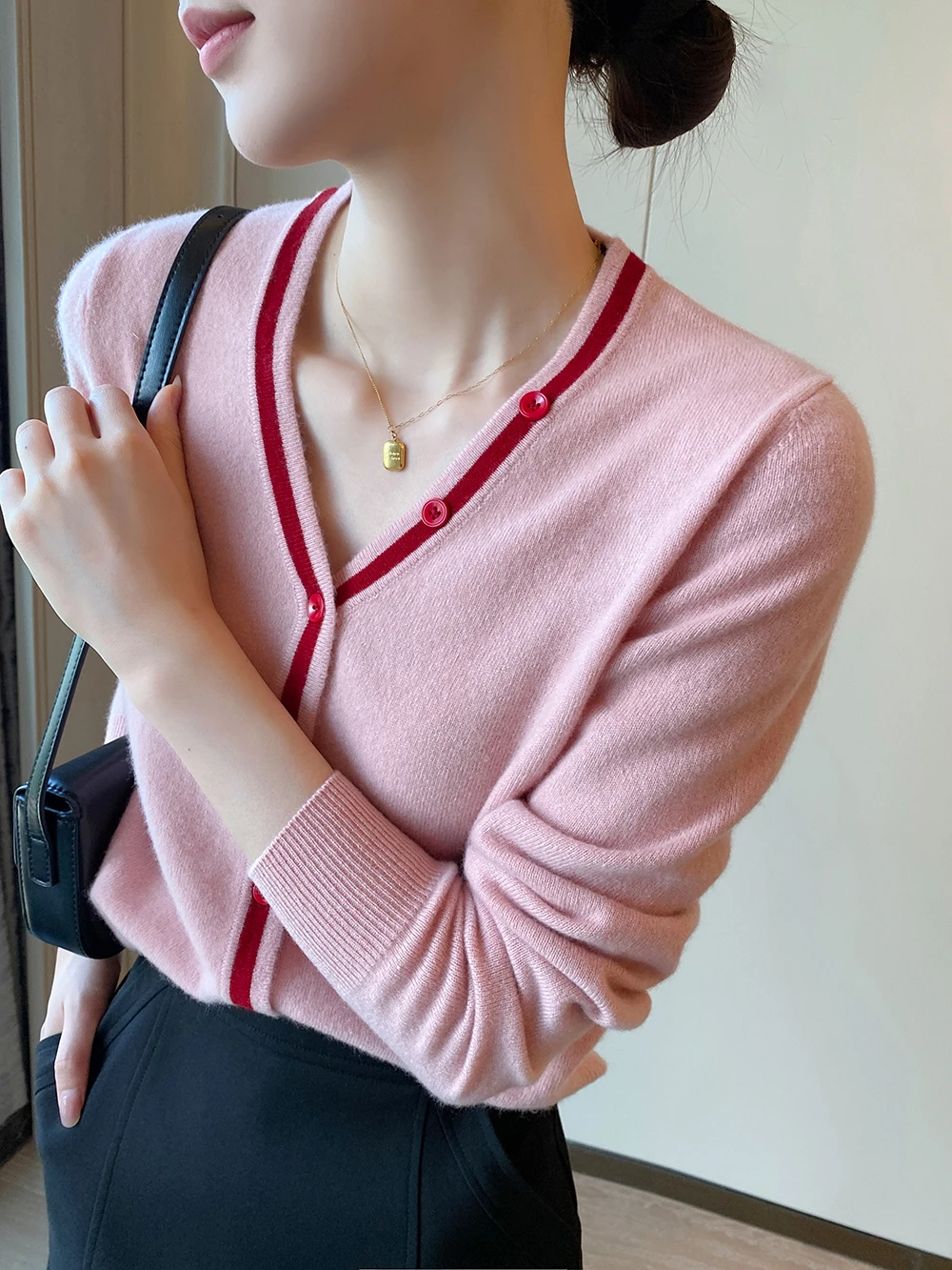 Pink V-neck long-sleeved knit cardigan women's autumn new soft waxy age-reducing fashion sweater coat