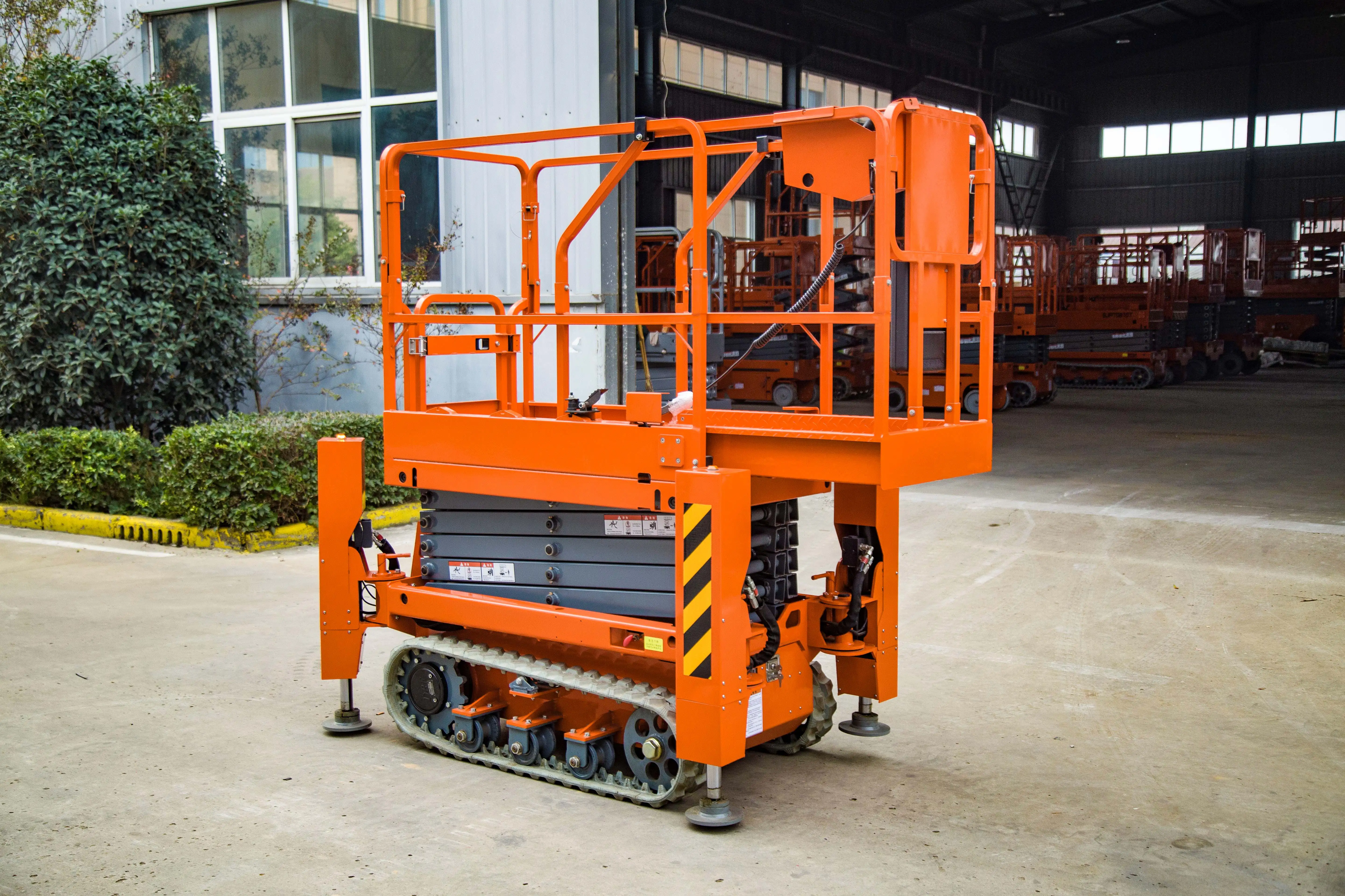 Super Discounts Self-Propelled Track Lift Mobile Hydraulic Electric Scaffold Work Crawler Lifting Platform for Rough Terrain