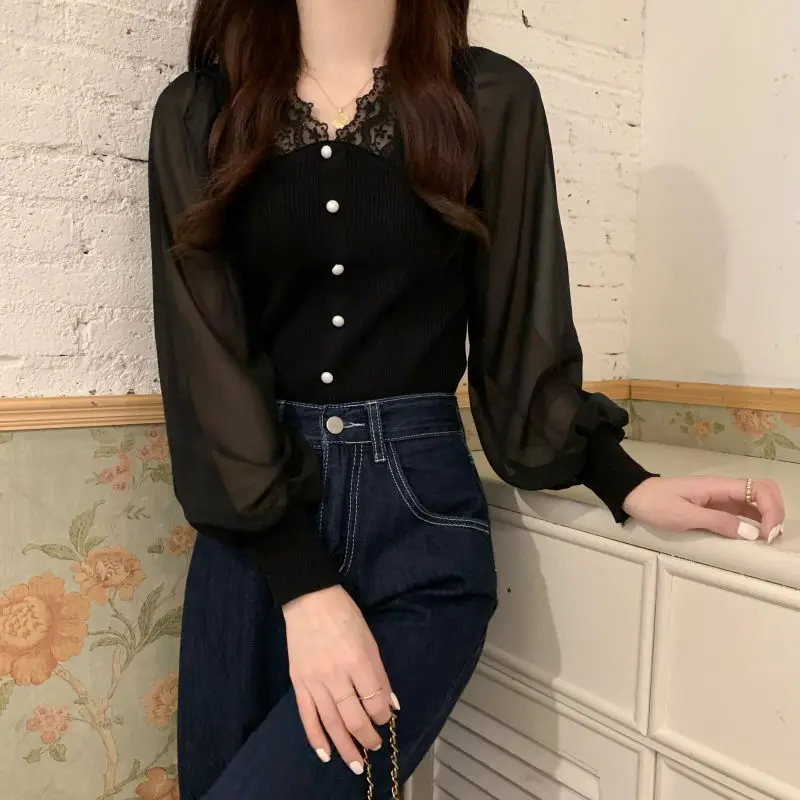 Langarm-Strickwaren mit Spitzenbesatz, Frühlings-Herbst-Design, schlankmachendes Hemdoberteil mit V-Ausschnitt und weißer Basis