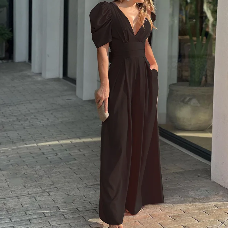 Lässiger und eleganter Damen overall mit weitem Bein und V-Ausschnitt