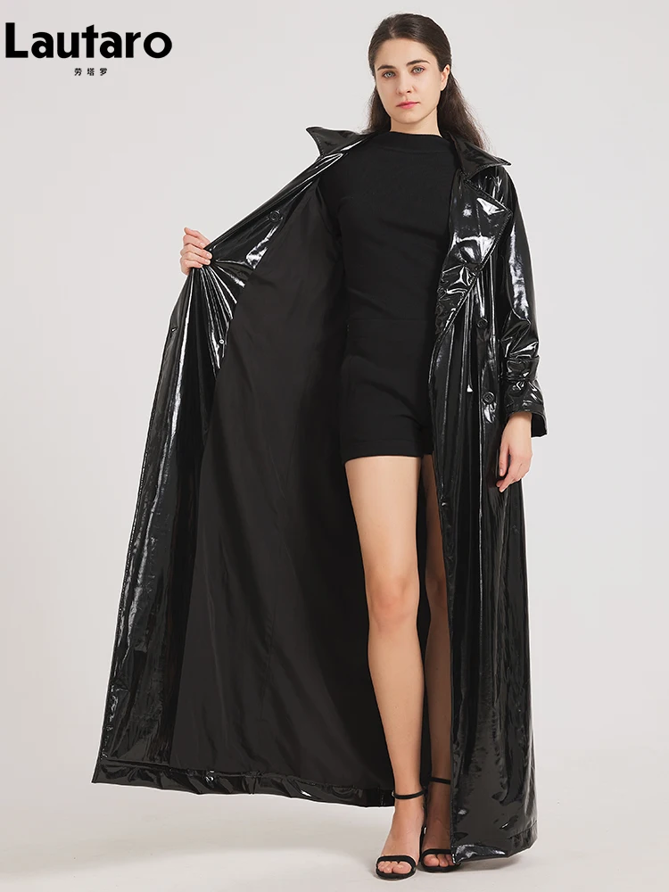 Lautaro Lente Herfst Zwart Glanzend Reflecterende Zachte Lakleer Trenchcoat Voor Vrouwen Luxe Designer Vloerlengte Kleding 2024