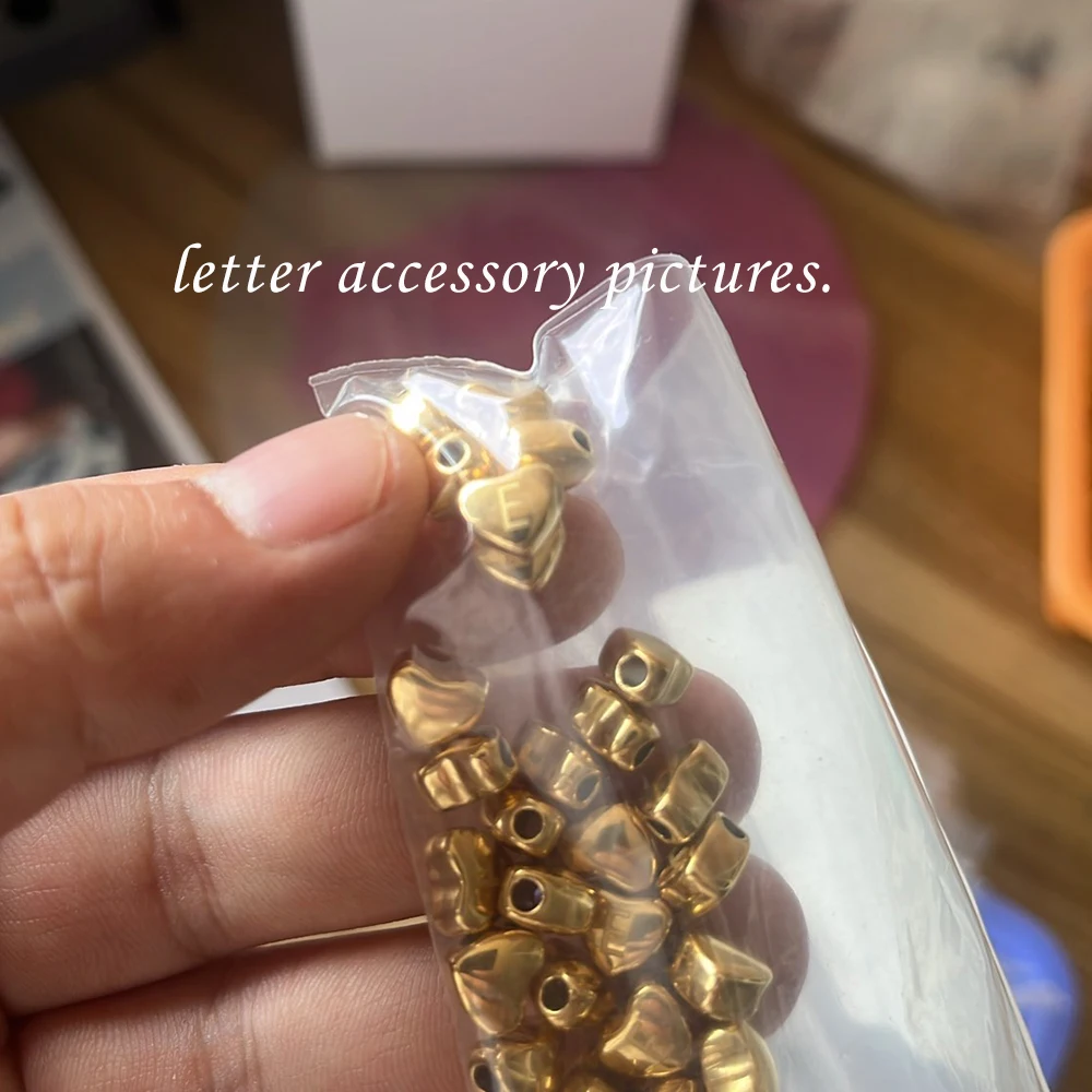 Personalisierte Halskette aus Edelstahl mit zwei Herzen und Initialen, gravierter Buchstabe, zierlicher Choker, Schmuckgeschenk für Frauen und Paare – Detail 2