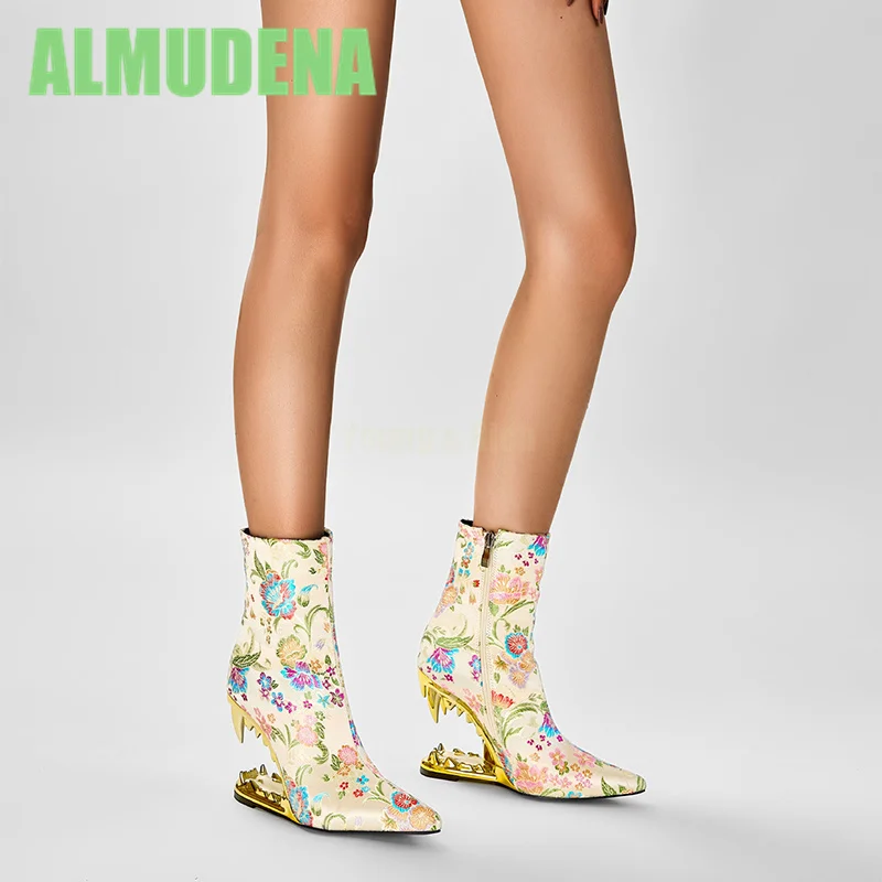 

Bucktooth Strange Style Short Boots for Autumn and Winter New Gold Tiger Tooth Pointed Embroidery Design Fashion Show Boots