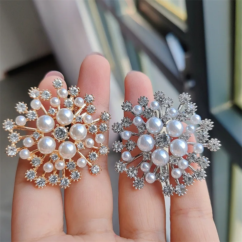 Snowflake Pearl Shining Maple Leaf Brooches Elegant Rhinestone Pin Fashion Clothes Jewelry Beautiful Wedding Party Accessories