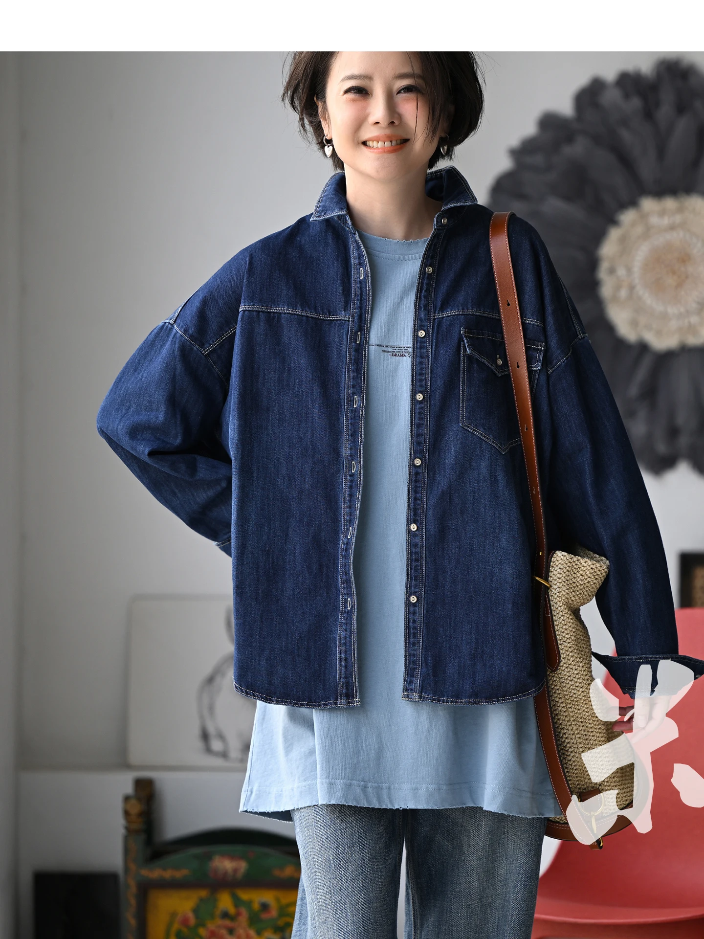 

Женская джинсовая рубашка в стиле кэжуал с асимметричным подолом (короткая спереди, длинная сзади), с одним карманом, из смесового хлопка и полиэстера, весенняя коллекция