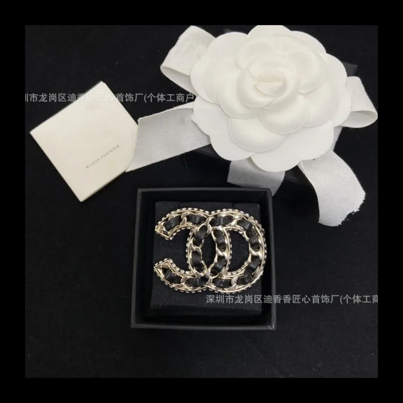 

Двойная булавка премиум-класса с жемчугом для пирсинга, кожаная брошь, винтажная мода, универсальный бюст премиум-класса