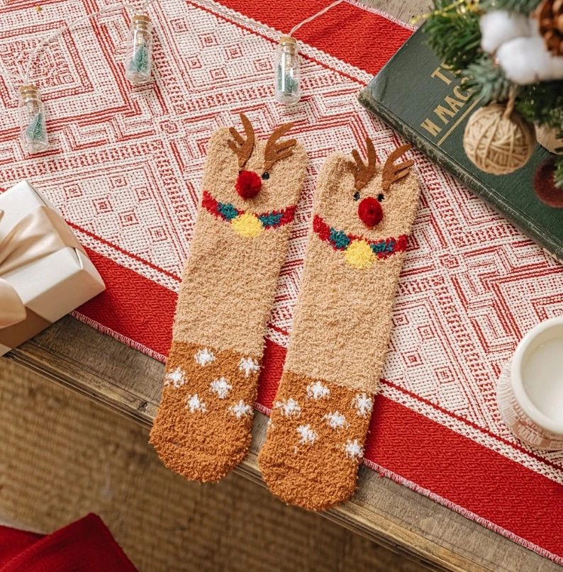 Outono e inverno coral veludo não derramamento meias de sono com caixa de presente bola, meias de natal engrossadas para mulher, tubo médio quente f