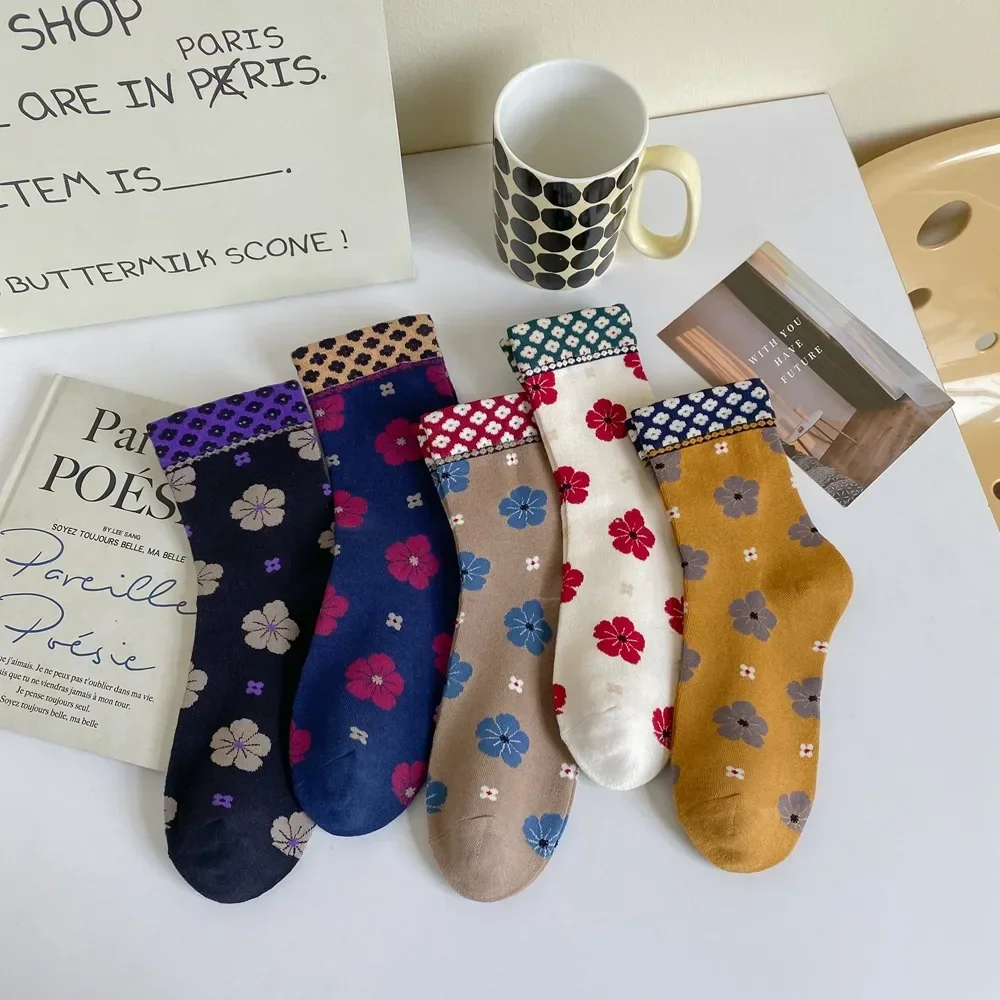 القطن الأوسط جوارب أنبوبية الشارع الشهير خمر جورب طويل 2025 الخريف الشتاء الأزهار طباعة النساء الجوارب Harajuku الرجعية الكورية الموضة