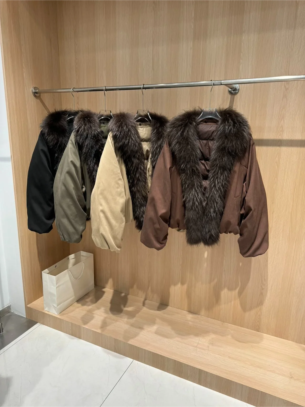 OFTBUY Neue Winter Warme Kurze Daunenjacke für Damen, Kurze Entendaunenjacke mit Echtem Fuchspelzkragen, V-Ausschnitt, Reißverschluss, Pufferjacke für Frauen – Detail 7