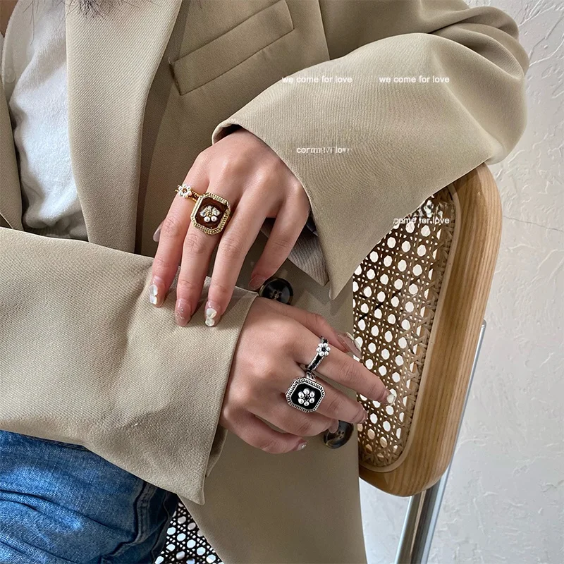 

JING Hepburn Sle Vintage Hollow Metal Flower Pearl Square Drip Oil Ring Antique Court Faion Jewelry Accory