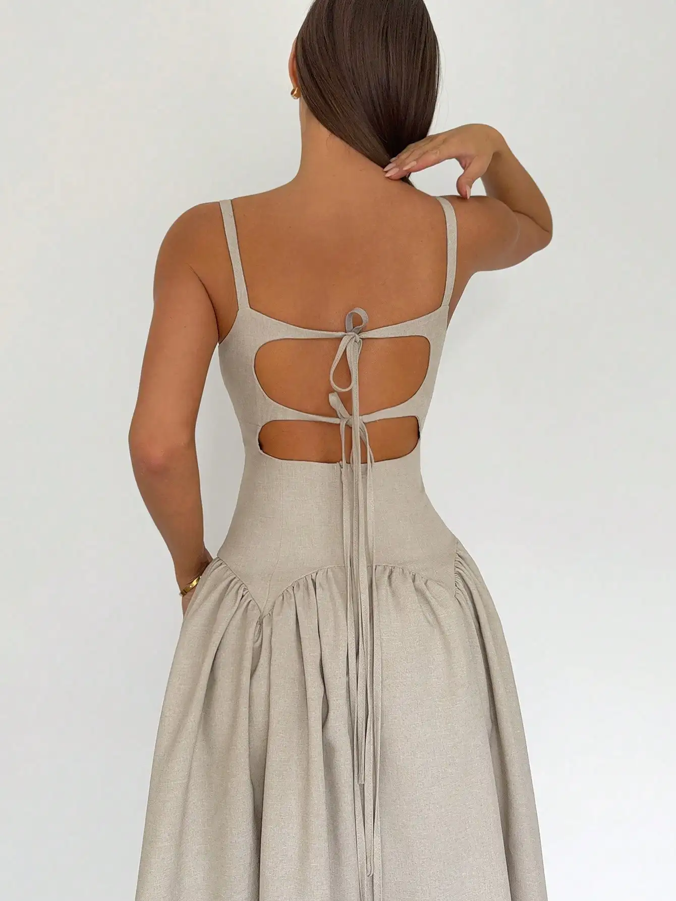 

Платье миди без спинки с завязками на талии, с вырезами, приталенного кроя, из льняной смеси