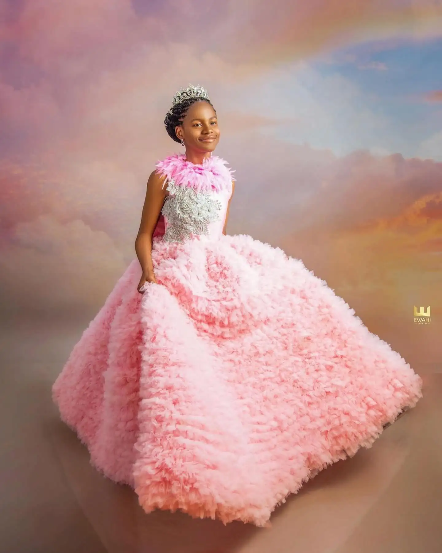 Vestido de festa de aniversário de meninas de penas de luxo em camadas babados gola alta arco vestidos de menina de flor para casamento crianças vestido de baile personalizado