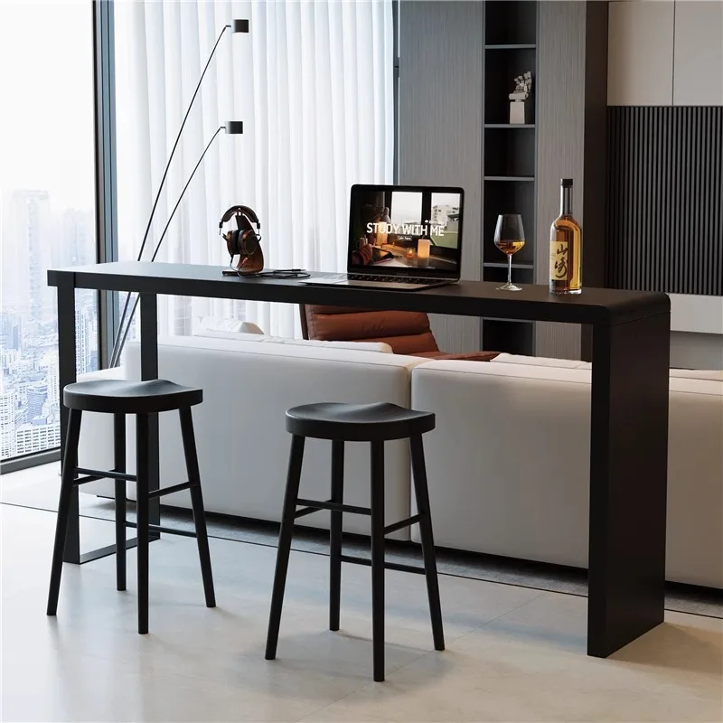 Black computer behind the sofa in the horizontal hall, all solid wood bar in the living room, double reading desk with baffle