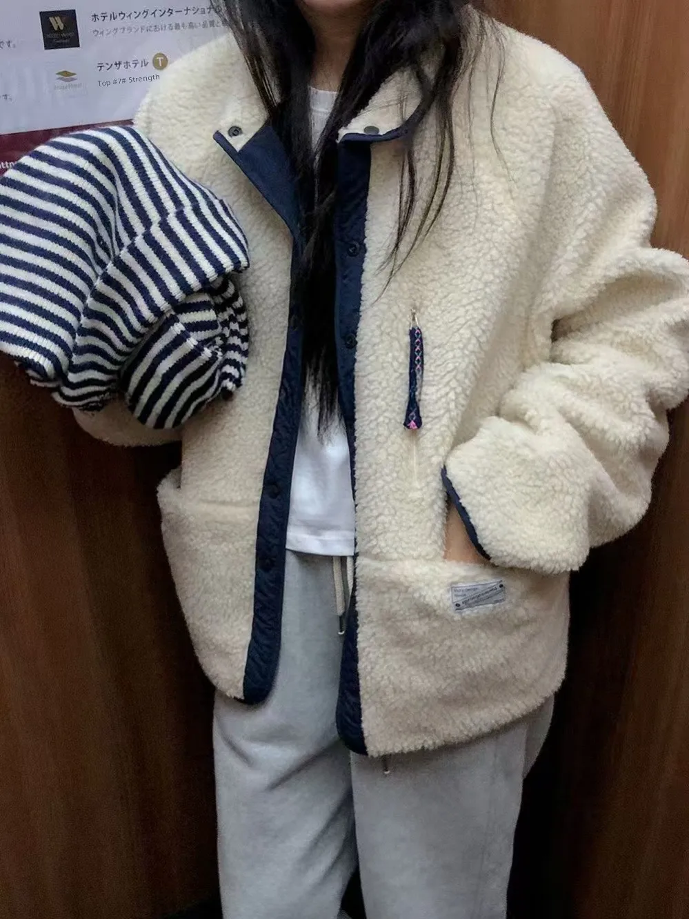 

Шикарная осенне-зимняя двусторонняя одежда, свободная длинная женская куртка-све с двумя четками из меха ягненка, универсальная хлопковая шуба Sli...