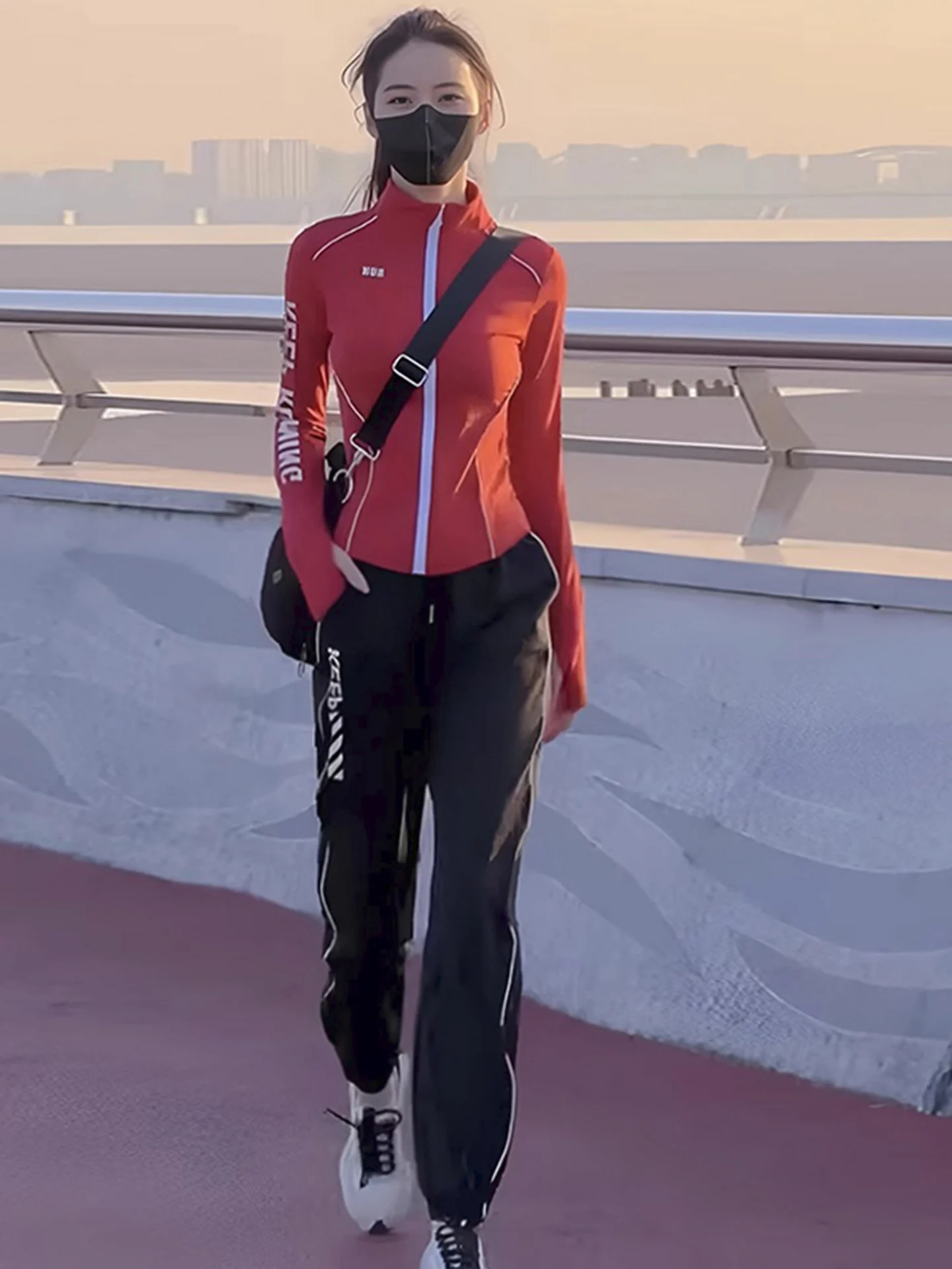 

Новинка 2023 года, женский уличный повседневный спортивный комплект, весенне-осенний модный утягивающий костюм для бега, брюки, комплект из двух предметов