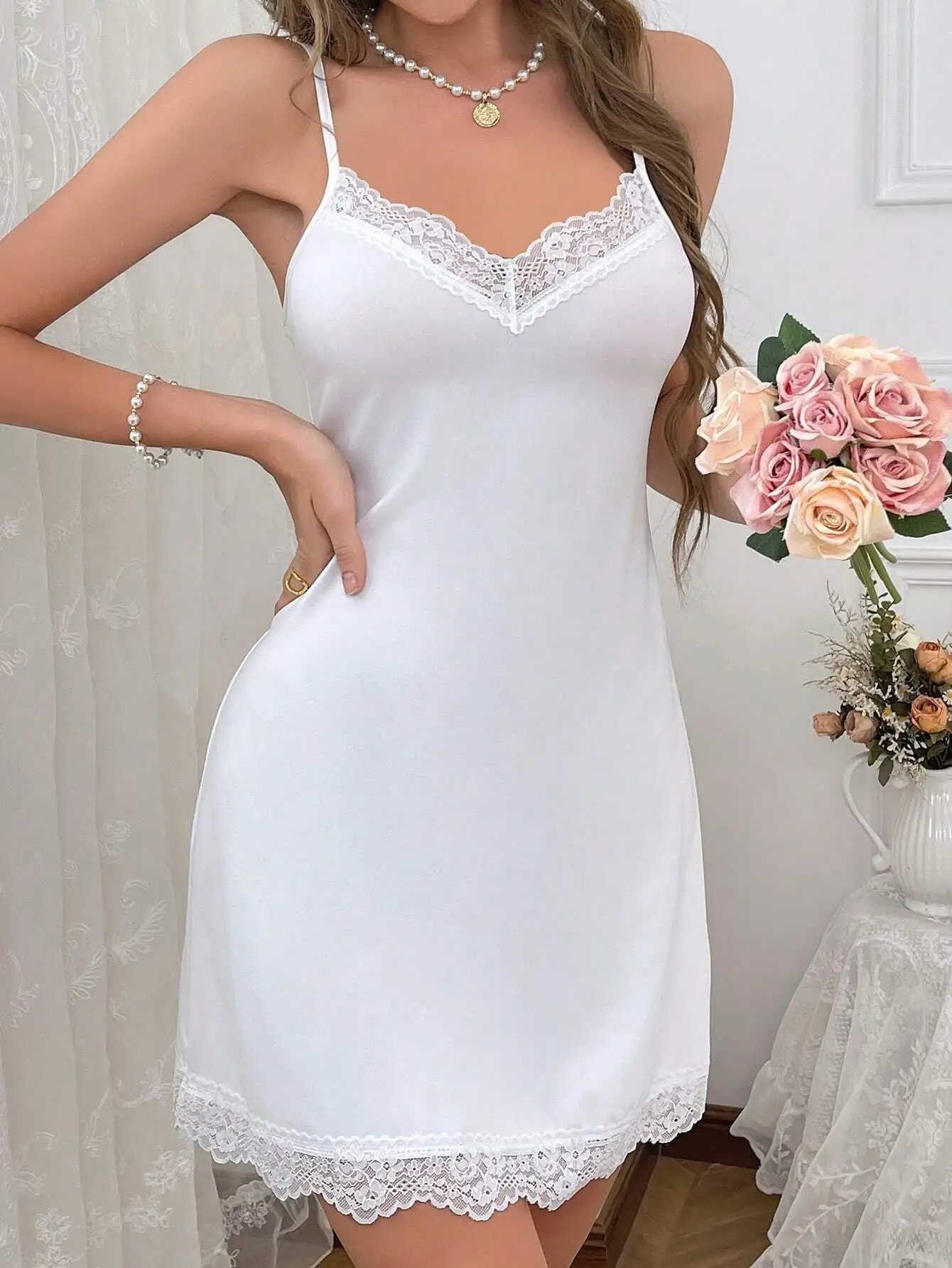 

Черное платье для сна на тонких бретелях с кружевной отделкой для женщин