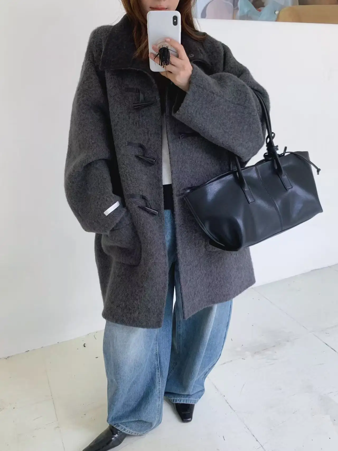 เสื้อโค้ทขนสัตว์สองด้านแบบใหม่สำหรับผู้หญิง คอตั้ง ทรงหลวม ความยาวปานกลาง ติดกระดุมเขาสัตว์ สไตล์ลำลอง สีพื้น