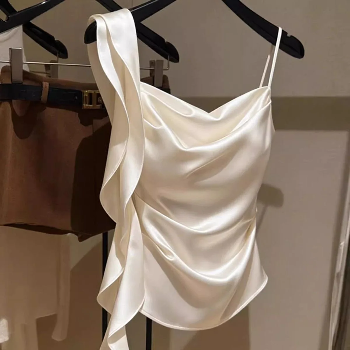 Elegant Sleeveless Halter Neck Vest Women's Summer Waist-Cinching Design Short Length Top Fashionable Gathered Detail