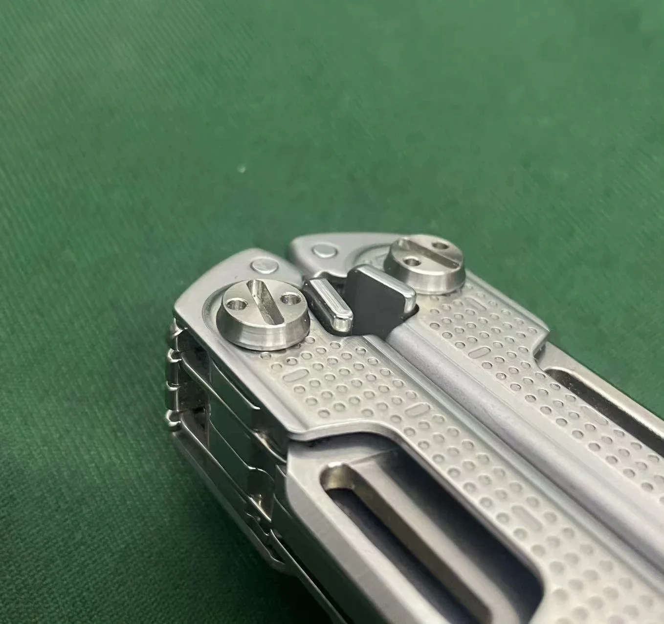 Titanium Alloy Screw Set with Magnetic Ring for Leatherman Free P4, 4Pcs Mod Replacement Screws (Tool Not Included) - view 4