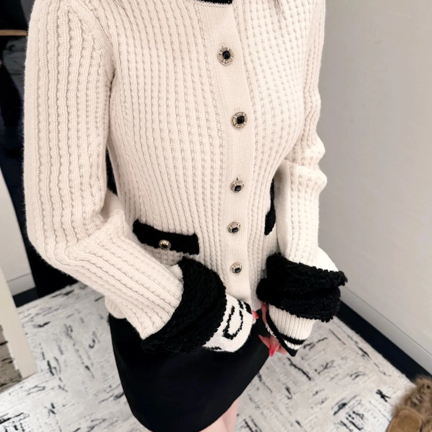 

Зимний новый стиль, черно-белый вязаный кардиган с вышивкой и манжетами