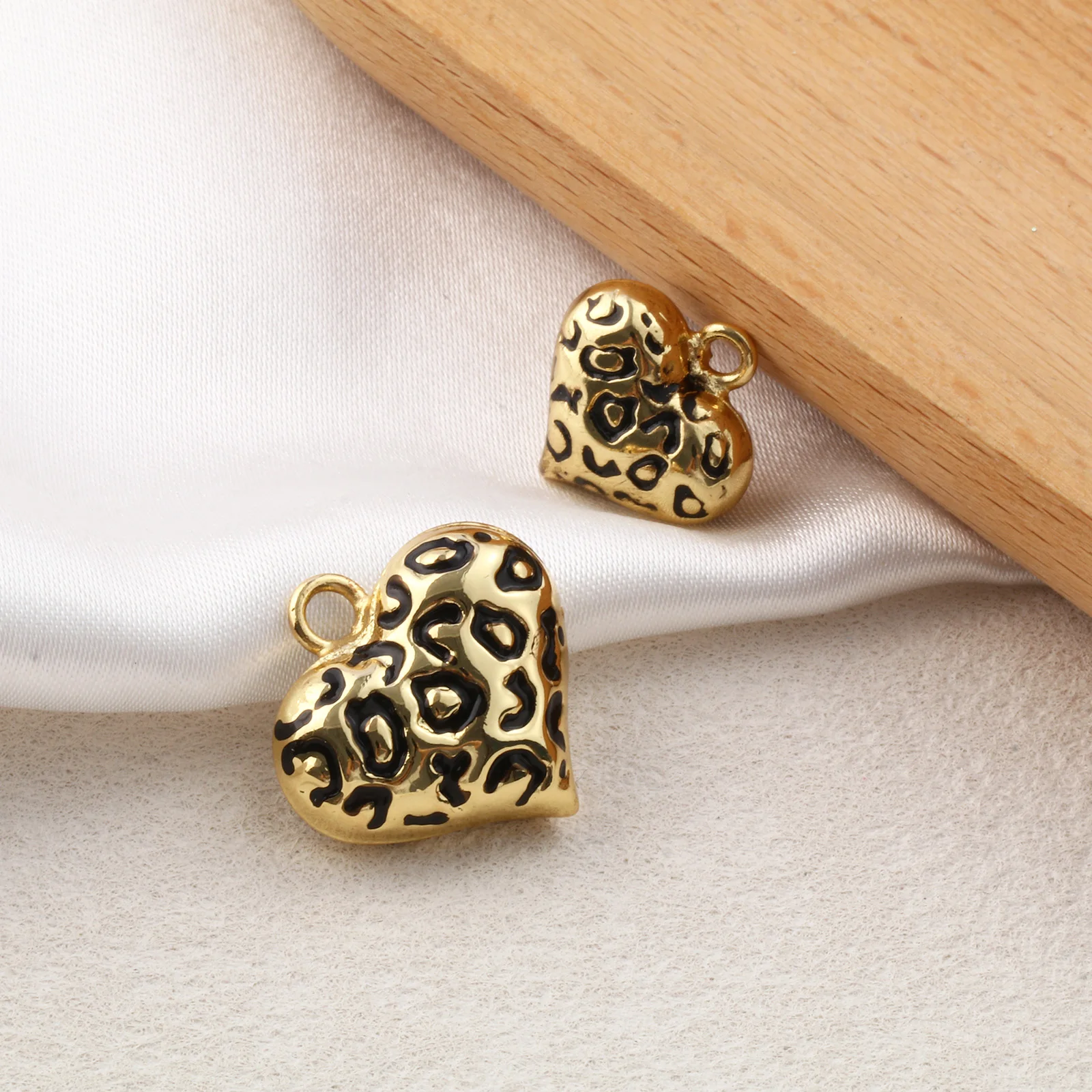 1 pieza de dijes de corazón 3D de latón chapado en oro esmalte negro corazón estampado de leopardo collar colgantes para DIY hombre mujer joyería de moda