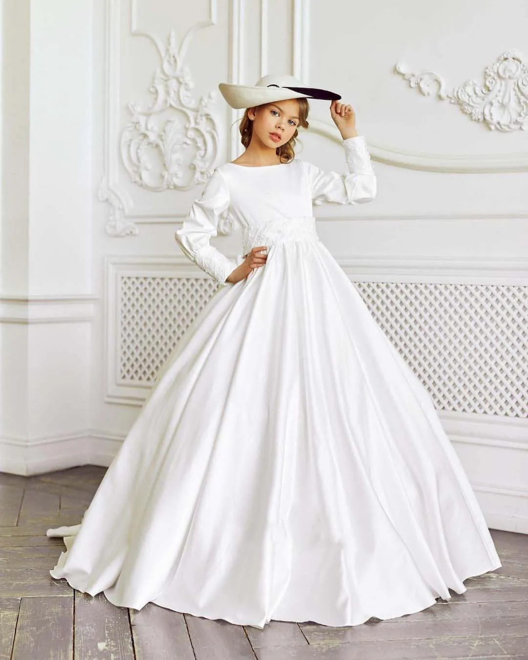 สีขาว Elegant ดอกไม้สาวชุดสําหรับงานแต่งงานซาตินความยาวแขนยาวเด็ก First Communion ประกวดปาร์ตี้วันเกิดชุด