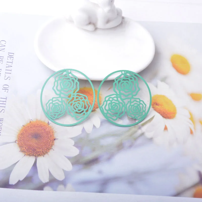 20 Stück AB932 Messing-Schmuckanhänger in Hellgolden, Große Runde Blumen-Charms, Bemalte Anhänger für DIY Damen-Ohrringe und Accessoires – Detail 9
