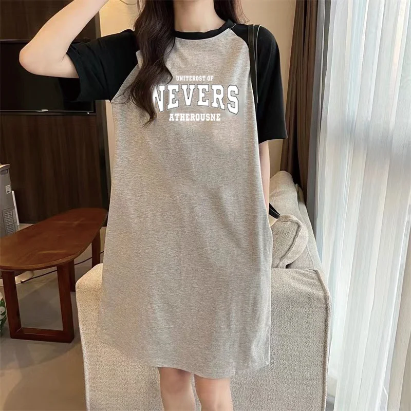 فستان صيفي فضفاض بأكمام قصيرة على الطراز الأوروبي والأمريكي عصري وبسيط مطبوع عليه حروف صيفية