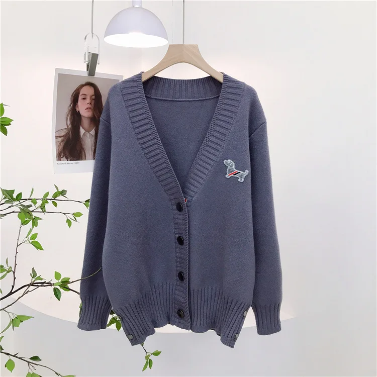 8201 Grauer Mantel Herbst Winter Britischer Stil Lose Faule Großer V-Ausschnitt Welpen Stickerei Knopf Mittellange Strickjacke