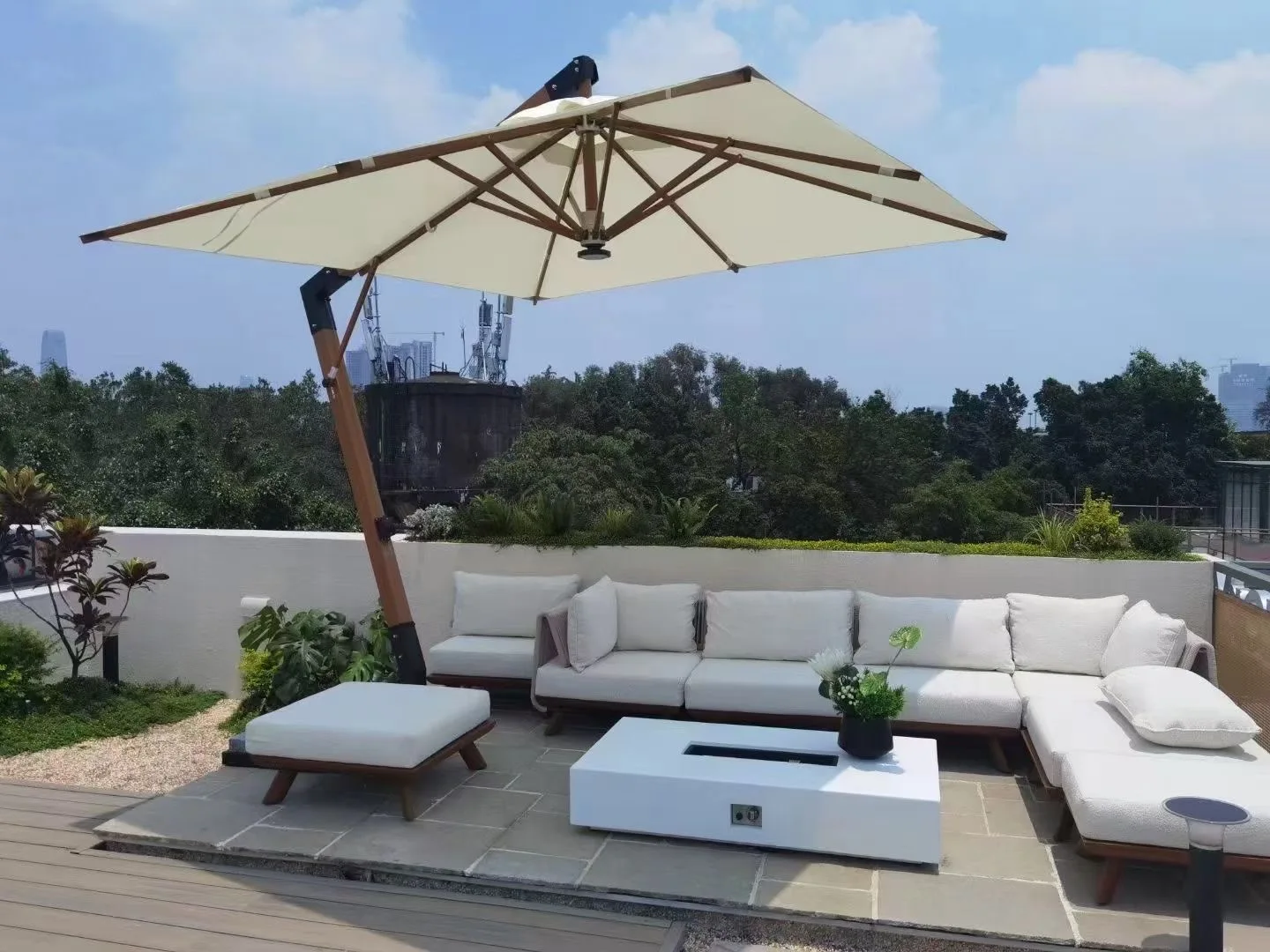 High Quality Modern Outdoor Umbrella for Hotels Resorts Restaurants & Gyms-UV 50+ Waterproof Customizable Aluminum Design
