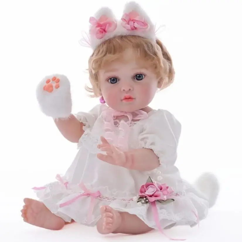 

Коллекционная кукла Cloveray 18 дюймов: реалистичная девочка-реборн с повязкой на голову в виде кошачьих ушек, белым кружевным платьем и розовой лентой, из мягкого винила